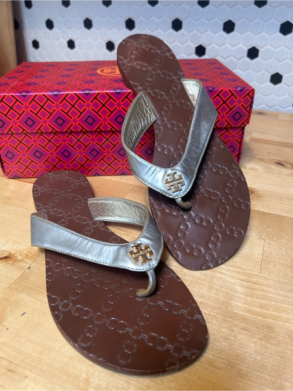 Tory Burch Gold Metallic Logo Thong Sandal with Brown Footbed. - Picture 3 of 5